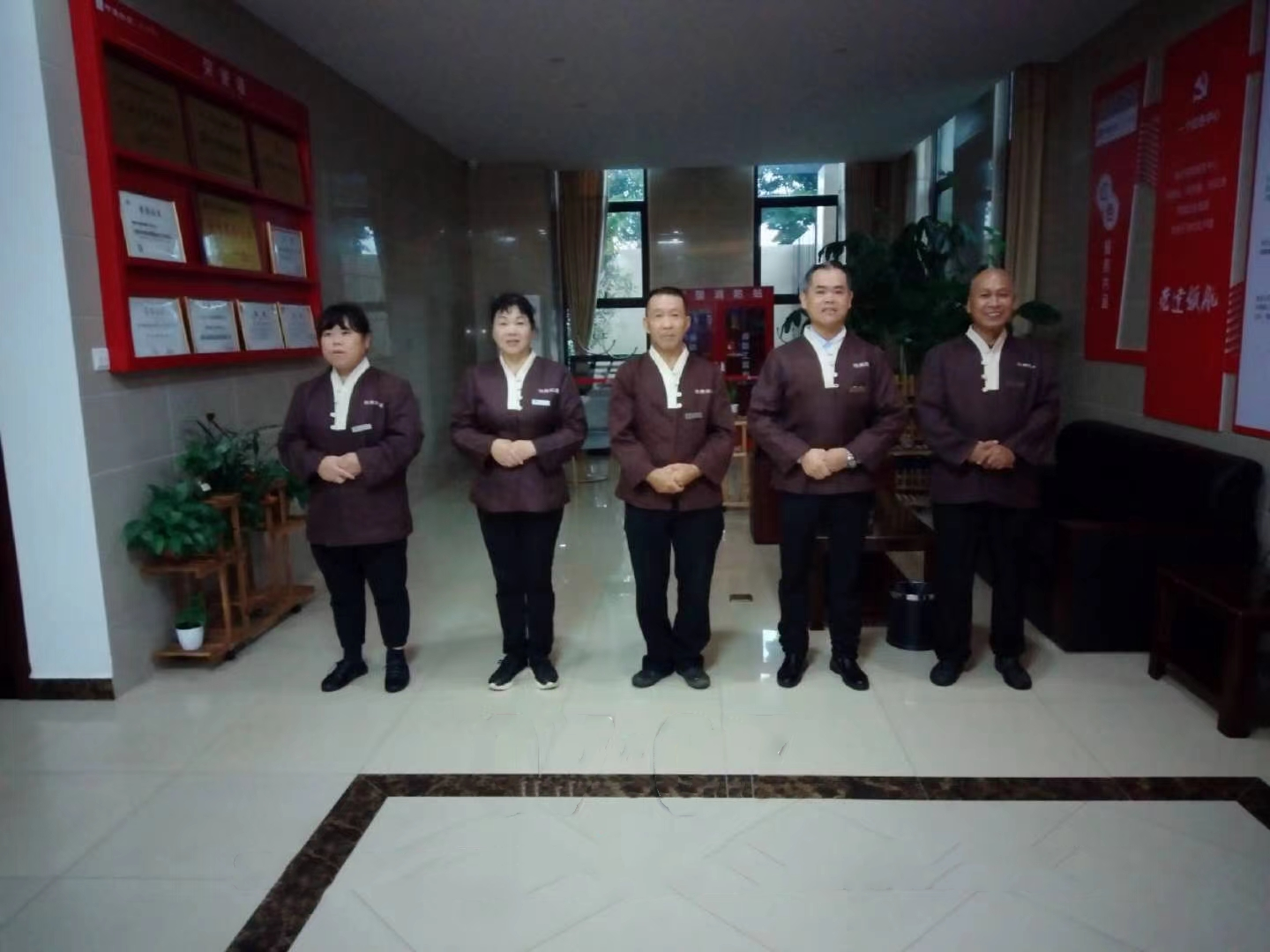 湖南怡美環(huán)境管理發(fā)展有限公司,湖南物業(yè)保潔服務(wù)，商場(chǎng)保潔,石材護(hù)理價(jià)格,市政環(huán)衛(wèi),駐場(chǎng)保潔